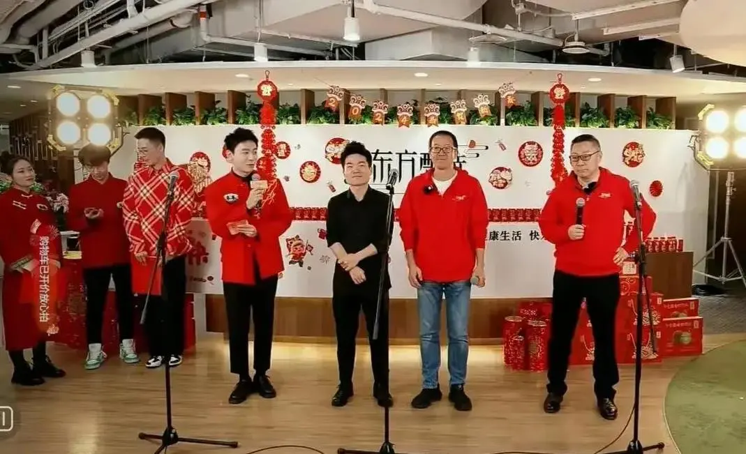 重回东方甄选 董宇辉泪洒年会现场