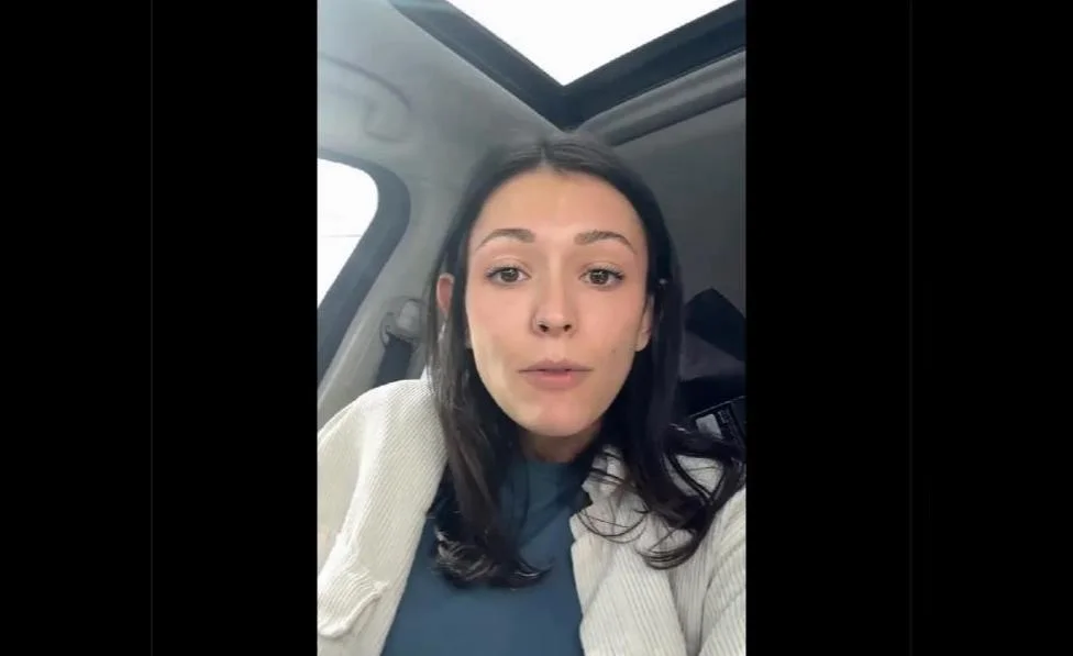 全AI生成美女视频引发网络热议:逼真神态与手部动作震惊网友