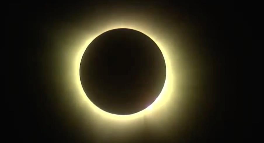 马斯克分享星链卫星捕捉北美日全食壮观画面:地球惊现黑洞