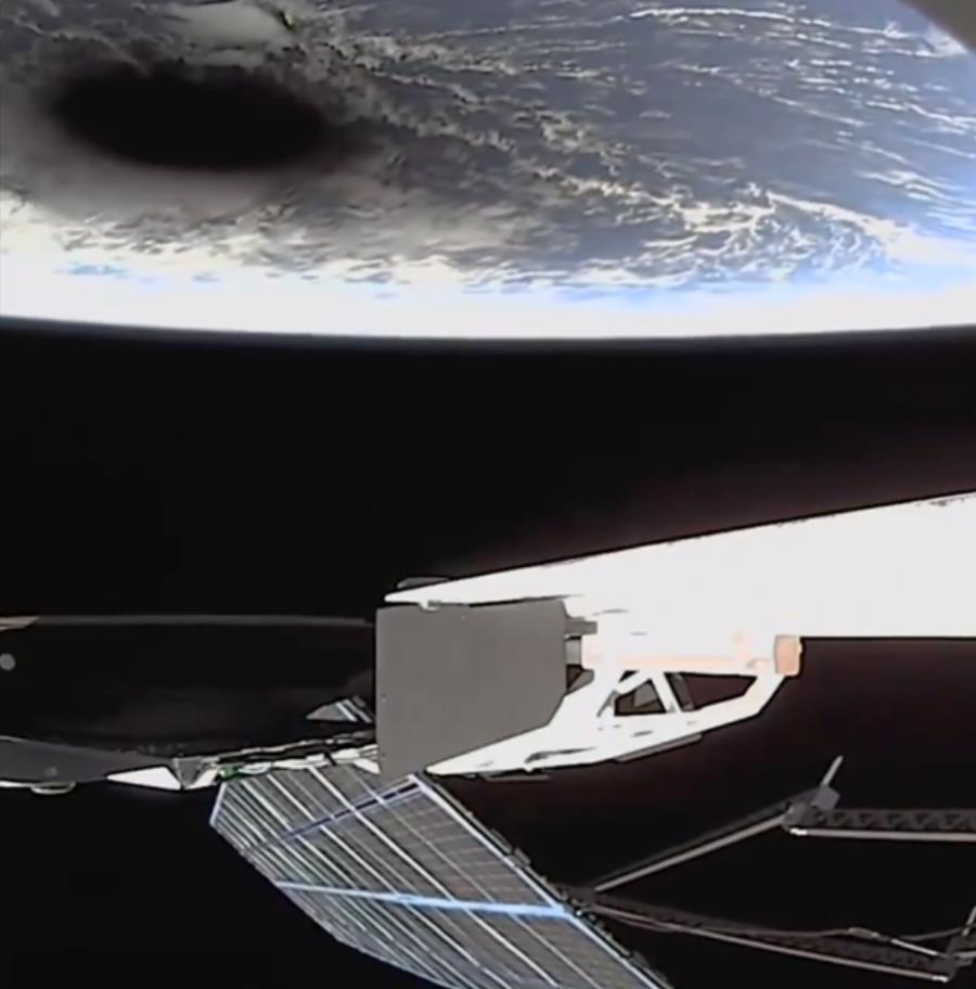 马斯克分享星链卫星捕捉北美日全食壮观画面:地球惊现黑洞