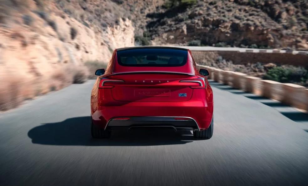 特斯拉Model 3 Performance性能如何?高性能电动驾控新典范