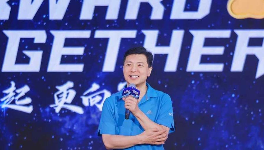 李彦宏肯定百度文心一言AI技术,无人化商业运营前景广阔