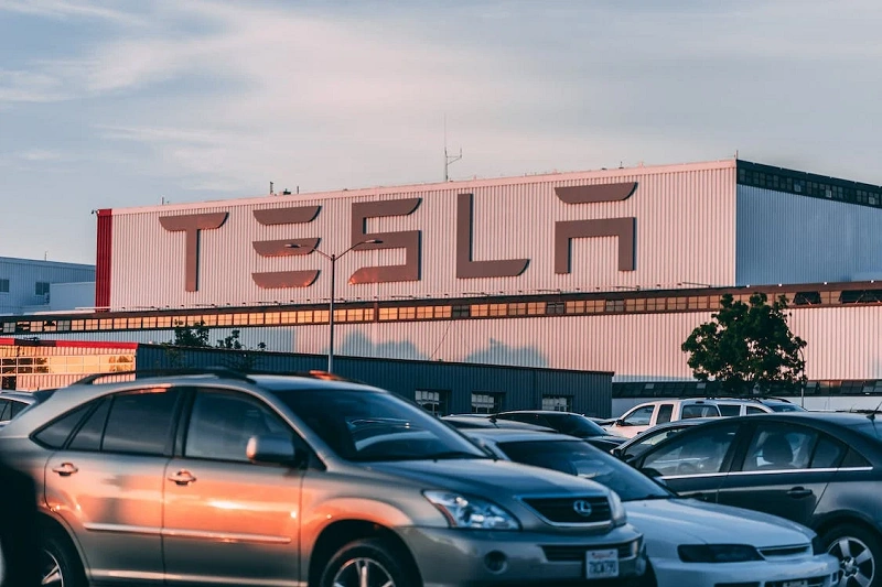 特斯拉在美召回逾180万辆电动汽车:引擎盖或自动弹开遮挡视线