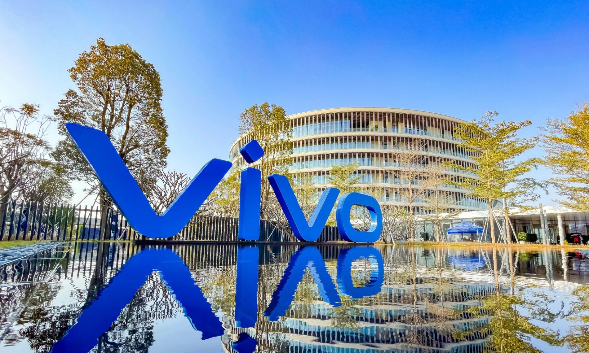 vivo X200 Pro mini真机照公布:比iPhone16 Pro电池更大却更薄